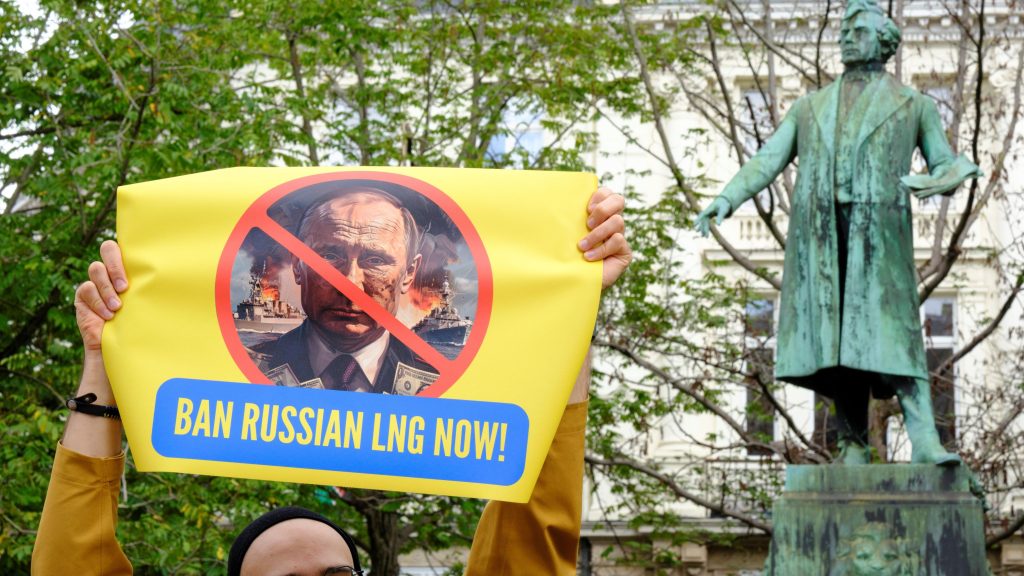Протест украинцев в Брюсселе с плакатом «Запретить российский СПГ немедленно» и портретом Путина в сентябре 2025 года