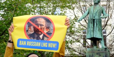 Евросоюз не смог ужесточить санкции против России. 21-й пакет отложили в долгий ящик 5 Протест украинцев в Брюсселе с плакатом «Запретить российский СПГ немедленно» и портретом Путина в сентябре 2025 года