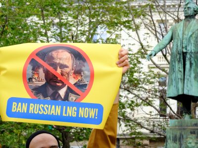 Евросоюз не смог ужесточить санкции против России. 21-й пакет отложили в долгий ящик 5 Протест украинцев в Брюсселе с плакатом «Запретить российский СПГ немедленно» и портретом Путина в сентябре 2025 года