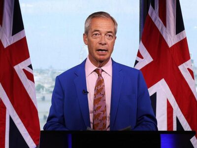 «Средний палец истеблишменту». Лидер Reform UK Фарадж идет на перевыборы после обвинений в незадекларированных подарках 5 Найджел Фарадж выступает на фоне британских флагов