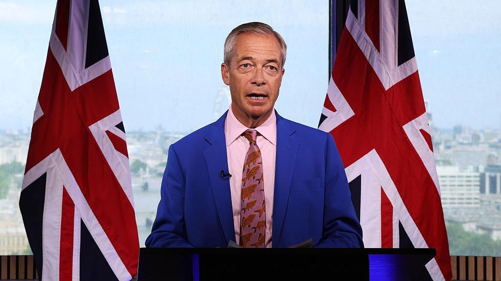 «Средний палец истеблишменту». Лидер Reform UK Фарадж идет на перевыборы после обвинений в незадекларированных подарках 1 Найджел Фарадж выступает на фоне британских флагов
