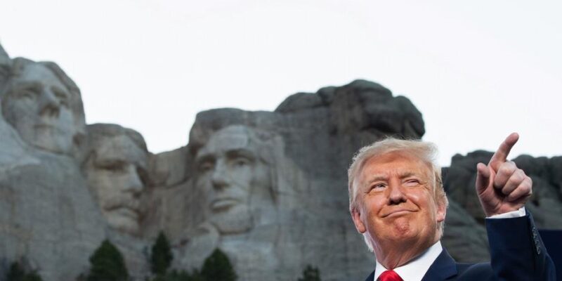 Трамп предупредил об "атаке на идентичность" США 1 54045862 403.jpg Deutsche Welle Дональд Трамп