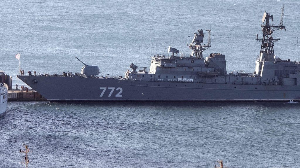 Российский корабль «Неустрашимый» провел учения со стрельбой у берегов Великобритании 1 Российский фрегат «Неустрашимый» — длинное серое судно с номером 772 находится в воде