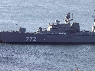 Российский корабль «Неустрашимый» провел учения со стрельбой у берегов Великобритании 2 Российский фрегат «Неустрашимый» — длинное серое судно с номером 772 находится в воде