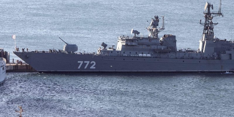 Российский корабль «Неустрашимый» провел учения со стрельбой у берегов Великобритании 1 Российский фрегат «Неустрашимый» — длинное серое судно с номером 772 находится в воде