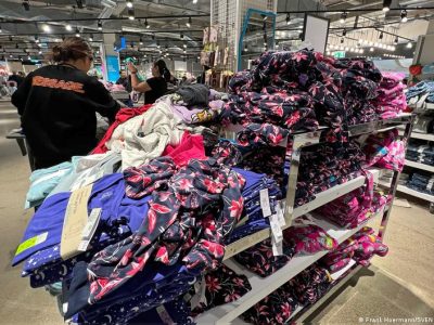 Крупным компаниям в ЕС запретили уничтожать непроданную одежду и обувь 4 67638434 403.jpg Deutsche Welle продажа обуви и одежды