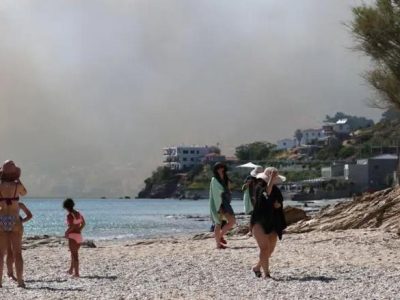 Дым застилает небо над смешанными сельскохозяйственными и лесными угодьями в Пломари (остров Лесбос, Греция), 29 июля 2026 года