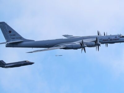 Российский Ту-142 Юрий Малинин, рядом с которым летит истребитель F-35