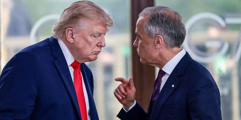 Трамп ввел 50-процентную пошлину на ряд товаров из Канады 1 Президент США Дональд Трамп беседует с премьер-министром Канады Марком Карни во время рабочего обеда в рамках саммита G7 в Эвиане, на востоке Франции, 16 июня 2026 года