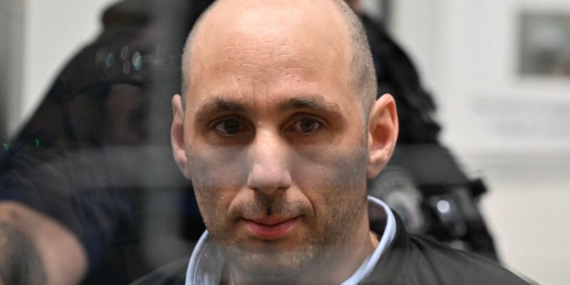 Седрик Жубилляр за стеклом в здании суда