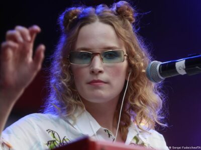 Певице Монеточке в РФ заочно дали год колонии за уклонение от обязанностей "иноагента" 5 70539732 403.jpg Deutsche Welle иноагент в России, Монеточка