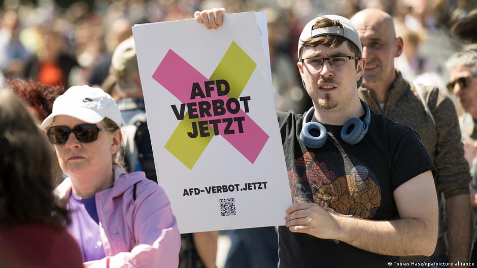 Опрос: 45% немцев - против запрета "Альтернативы для Германии" 1 72509647 403.jpg Deutsche Welle Альтернатива для Германии