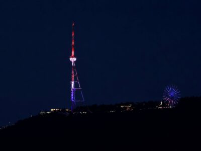 Тбилисскую телебашню подсветили в цвета флага США 2 736601102 1537675624684784 5832635314411957917 n новости День независимости США, Тбилисская телебашня, телевышка
