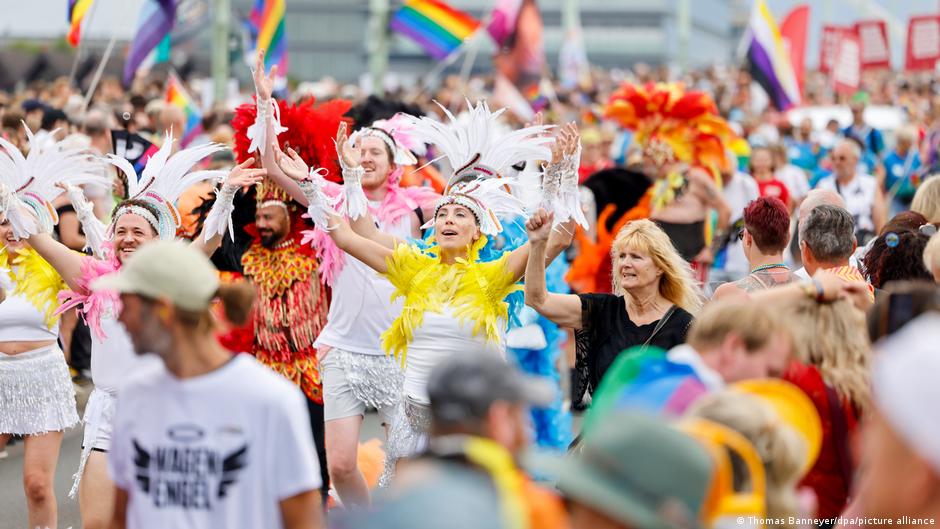 На гей-парад CSD в Кельне вышли 60 тысяч человек 1 77837256 403.jpg Deutsche Welle CSD, Кельн