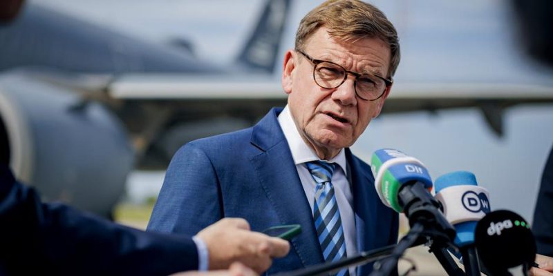 Глава МИД ФРГ - за исключение помощи Украине из долгового тормоза 1 77944627 403.jpg Deutsche Welle Глава МИД ФРГ