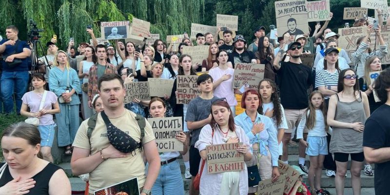В Киеве второй день протестовали против отставки Федорова 1 78014677 403.jpg Deutsche Welle Михаил Федоров