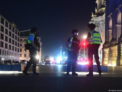 Фургон наехал на участников ЛГБТ-парада в Берлине: один человек погиб, 14 ранены 3 78116260 403.jpg Deutsche Welle ЛГБТ-парад