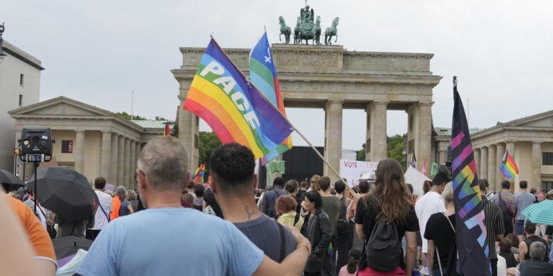 Сотни человек собрались у Бранденбургских ворот после атаки на парад CSD 1 78121075 403.jpg Deutsche Welle CSD