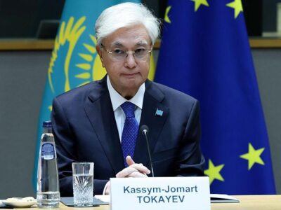 Конституционный суд Казахстана обнулил президентский срок Токаева. Теперь он сможет возглавлять страну до 2036 года 3 Токаев на фоне флагов Казахстана и Евросоюза