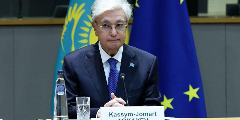 Токаев на фоне флагов Казахстана и Евросоюза