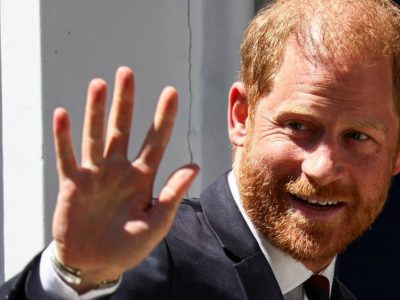 Принц Гарри все же привез семью в Англию. Король Карл повидал младших внуков 5 Принц Гарри крупно, улыбается и машет