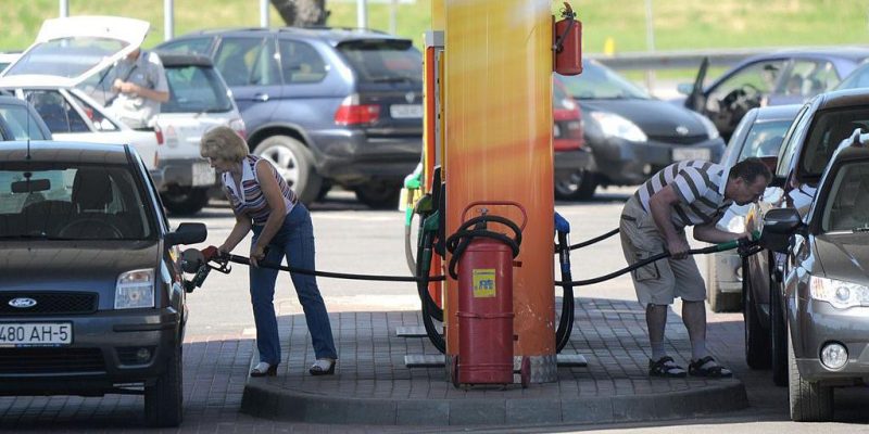Беларусь экспортировала в Россию рекордный объем бензина в июне. Грозит ли это дефицитом и ростом цен внутри страны? 1 заправка