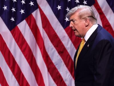 Джереми Боуэн: несмотря на всю браваду Трампа, у него нет лучшего выхода, чем переговоры с Ираном 2 Дональд Трамп на фоне флагов США