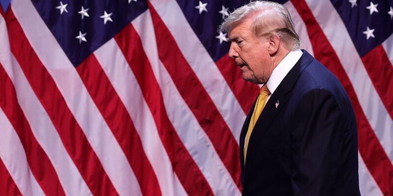 Дональд Трамп на фоне флагов США
