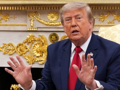 Трамп пригрозил взорвать мосты и электростанции Ирана, если Тегеран не вернется к переговорам 2 US President Donald Trump in the Oval Office of the White House on July 14, 2026 in Washington, DC.