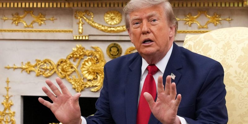 Трамп пригрозил взорвать мосты и электростанции Ирана, если Тегеран не вернется к переговорам 1 US President Donald Trump in the Oval Office of the White House on July 14, 2026 in Washington, DC.