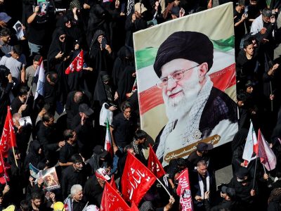 В Иране хоронят аятоллу Хаменеи; КСИР заявил об ударе по американской базе в Иордании 4 похороны аятоллы Али Хаменеи в Мешхеде, большой портрет на руках у толпы, вид сверху