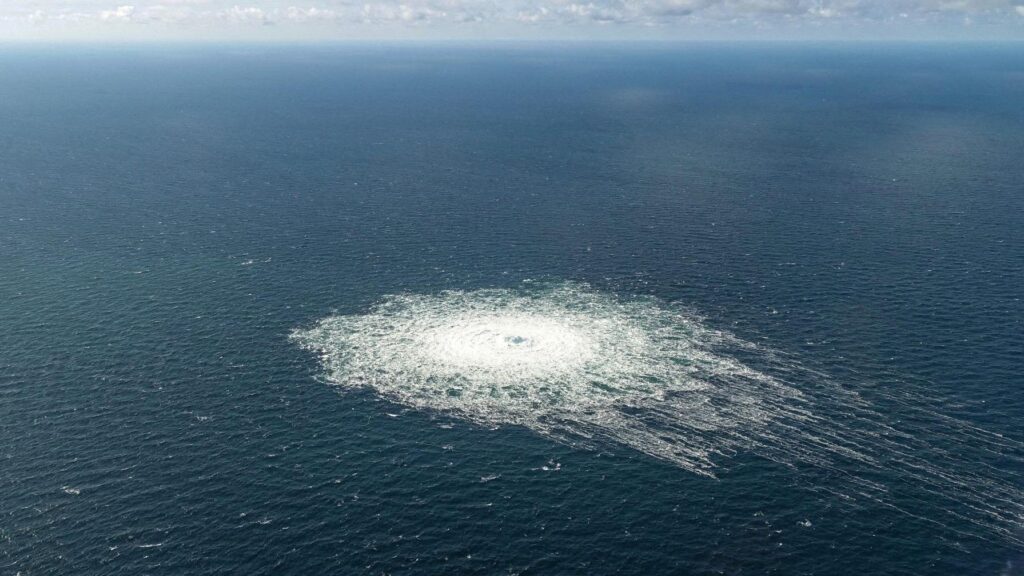 Белая воронка в море.