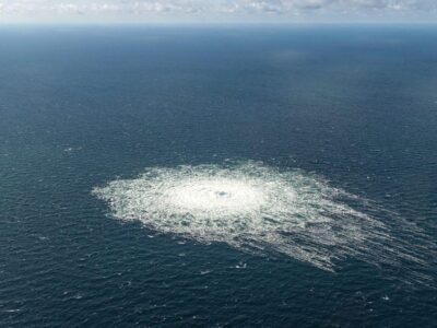 Белая воронка в море.