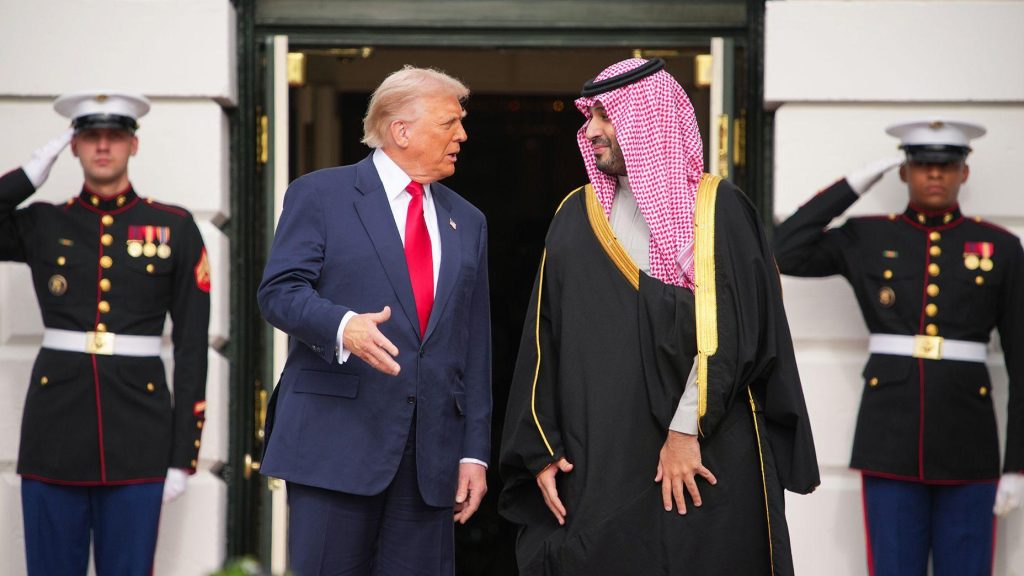 Трамп заявил, что ядерное соглашение с Саудовской Аравией зависит от признания ею Израиля. Эр-Рияд об этом не говорил 1 A file picture of Saudi Crown Prince Mohammed bin Salman and Donald Trump standing outside White House, behind them are two men in uniform saluting