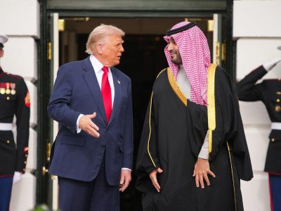 Трамп заявил, что ядерное соглашение с Саудовской Аравией зависит от признания ею Израиля. Эр-Рияд об этом не говорил 4 A file picture of Saudi Crown Prince Mohammed bin Salman and Donald Trump standing outside White House, behind them are two men in uniform saluting