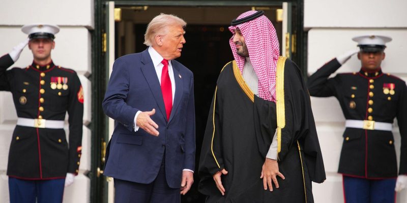 Трамп заявил, что ядерное соглашение с Саудовской Аравией зависит от признания ею Израиля. Эр-Рияд об этом не говорил 1 A file picture of Saudi Crown Prince Mohammed bin Salman and Donald Trump standing outside White House, behind them are two men in uniform saluting