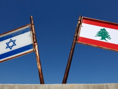 Флаги Израиля и Ливана на мемориале в израильской Метуле, возле ливанской границы