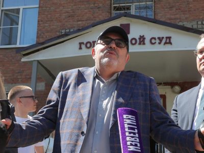 Борис Надеждин прекратил избирательную кампанию из-за «иноагентства» и штрафа за «экстремистскую символику» 2 Борис Надеждин в клетчатом пиджаке, кепке и темных очках разводит руками, говоря в микрофоны. Сбоку от него женщина со светлыми волосами и мужчина в пиджаке и галстуке