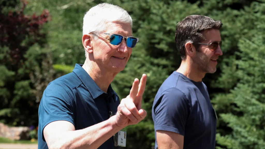 Apple подала иск против компании OpenAI и ее сотрудников, обвинив их в краже коммерческой тайны 1 Двое мужчин, один постарше и седой (Кук) показывает знак peace. На нем синее поло и солнечные очки. На мужчине помоложе синяя футболка и тоже солнечные очки. Оба не носят бороду и усы.