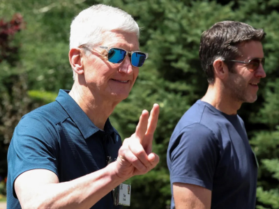 Apple подала иск против компании OpenAI и ее сотрудников, обвинив их в краже коммерческой тайны 2 Двое мужчин, один постарше и седой (Кук) показывает знак peace. На нем синее поло и солнечные очки. На мужчине помоложе синяя футболка и тоже солнечные очки. Оба не носят бороду и усы.