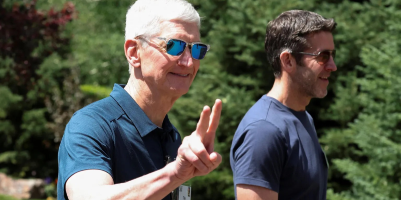 Apple подала иск против компании OpenAI и ее сотрудников, обвинив их в краже коммерческой тайны 1 Двое мужчин, один постарше и седой (Кук) показывает знак peace. На нем синее поло и солнечные очки. На мужчине помоложе синяя футболка и тоже солнечные очки. Оба не носят бороду и усы.