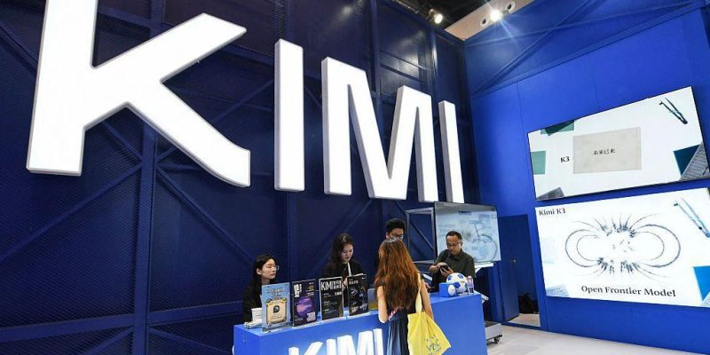 Китайский стартап Moonshot выпускает новую ИИ-модель. Он утверждает, что Kimi K3 не уступает американским аналогам 1 Стенд Moonshot и Kimi на Всемирной конференции по искусственному интеллекту в Шанхае