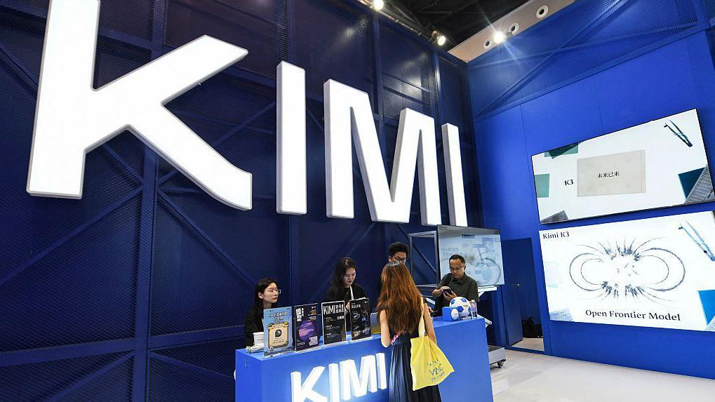 Китайский стартап Moonshot выпускает новую ИИ-модель. Он утверждает, что Kimi K3 не уступает американским аналогам 1 Стенд Moonshot и Kimi на Всемирной конференции по искусственному интеллекту в Шанхае