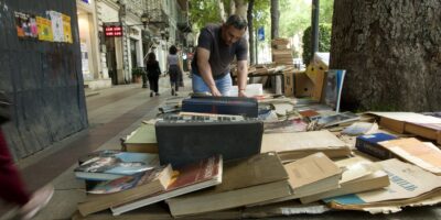 История на тротуаре: книжные развалы Тбилиси 3 dscf3355 политика featured, книги