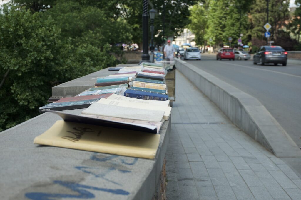 История на тротуаре: книжные развалы Тбилиси 2 dscf3378 Другая SOVA featured, книги