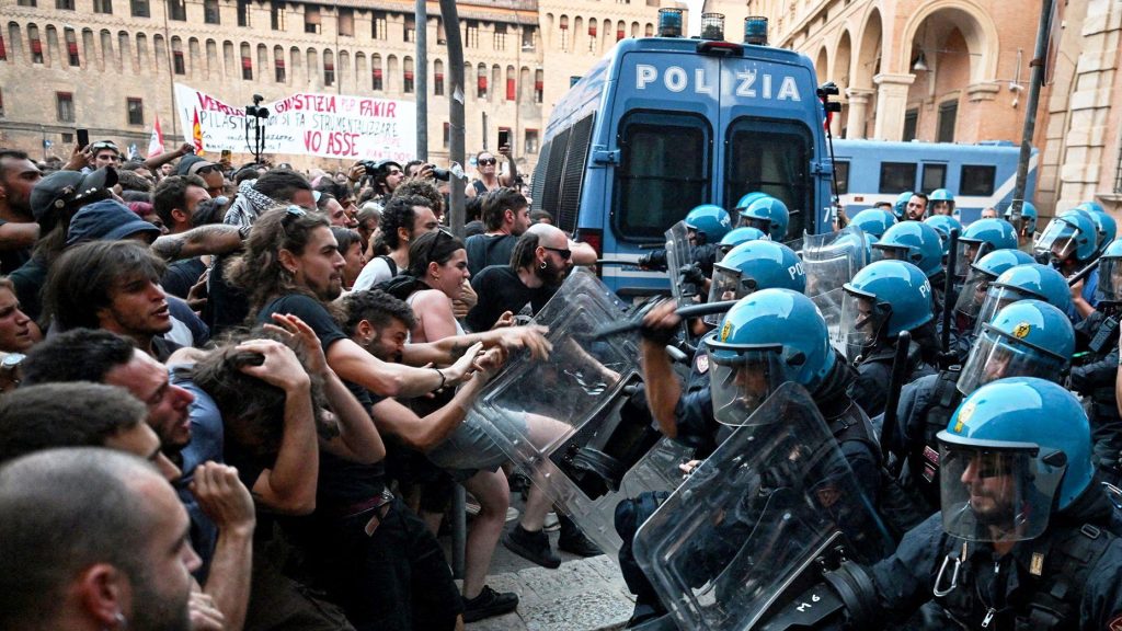 В Италии в беспорядках после смерти иммигранта из Марокко пострадали десятки полицейских 1 участники беспорядков атакуют строй полицейских в Болонье
