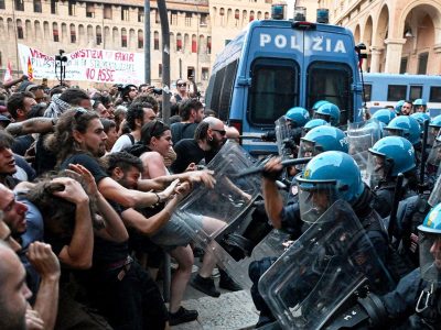 В Италии в беспорядках после смерти иммигранта из Марокко пострадали десятки полицейских 2 участники беспорядков атакуют строй полицейских в Болонье