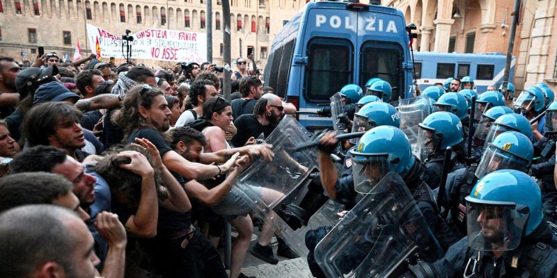 В Италии в беспорядках после смерти иммигранта из Марокко пострадали десятки полицейских 1 участники беспорядков атакуют строй полицейских в Болонье