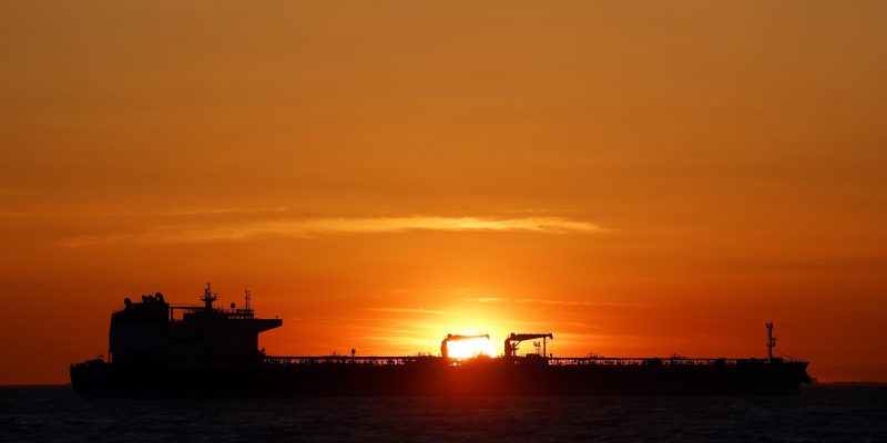 Мир справился с первым нефтяным шоком из-за войны США с Ираном. Второй может быть хуже из-за войны России с Украиной 1 Танкер у берегов Франции