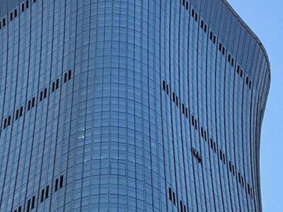 В результате столкновения пострадала стена небоскреба CITIC Tower